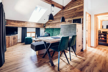 Ferienwohnung mit Ess- und Wohnbereich mit viel Altholz